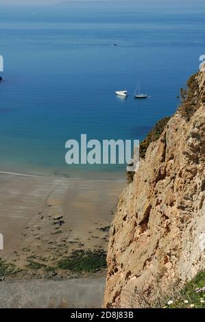 La Grande Greve. Sandstrand auf der Westseite von La Coupée, der Little Sark mit Sark verbindet. Channel Islands, April. Stockfoto