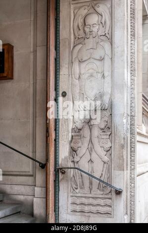 Schnitzerei von Sklavenjungen mit Handtüten am Eingang zur Martins Bank, Liverpool. Bezieht sich auf Liverpools Beteiligung am Sklavenhandel. Stockfoto