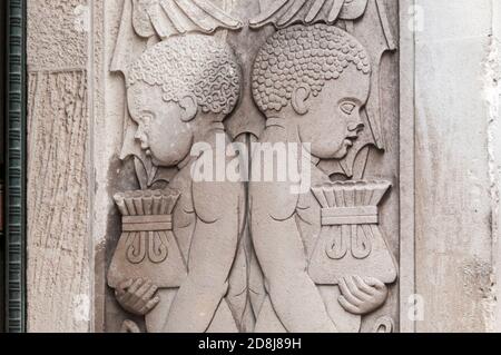 Schnitzerei von Sklavenjungen mit Handtüten am Eingang zur Martins Bank, Liverpool. Bezieht sich auf Liverpools Beteiligung am Sklavenhandel. Stockfoto