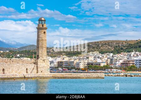 Der ägyptische Leuchtturm am alten Hafen von Rethimno durch einen Rahmen einer gewölbten Tür, Kreta, Griechenland Stockfoto