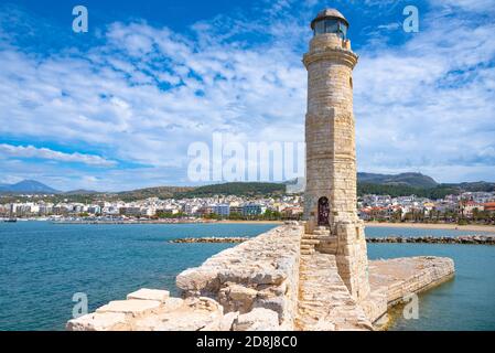 Der ägyptische Leuchtturm am alten Hafen von Rethimno durch einen Rahmen einer gewölbten Tür, Kreta, Griechenland Stockfoto