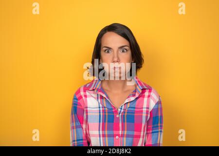 Junge hübsche Mädchen hat Wasser in ihrem Mund gewonnen und Ist still Stockfoto