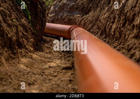 Kunststoffrohre im Boden während des Baus eines Gebäude Stockfoto