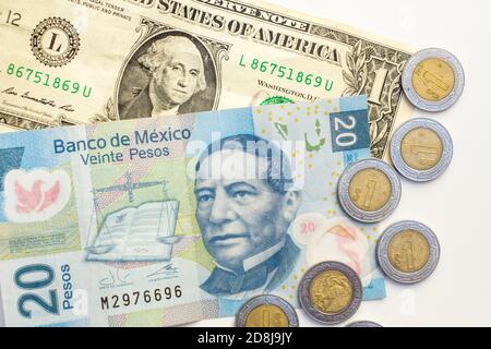 Mexikanische Pesos und Banknote mit einem US-Dollar-Schein, Wechselkurs, Bankabwertung Stockfoto