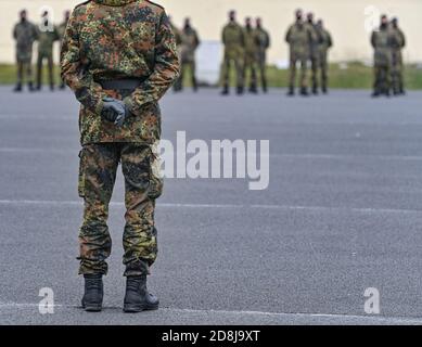 Storkow, Deutschland. Oktober 2020. Ein Soldat des IT-Bataillons 381 der Kurmark-Kaserne steht auf einem Rollaufruf-Bereich. Quelle: Patrick Pleul/dpa-Zentralbild/ZB/dpa/Alamy Live News Stockfoto