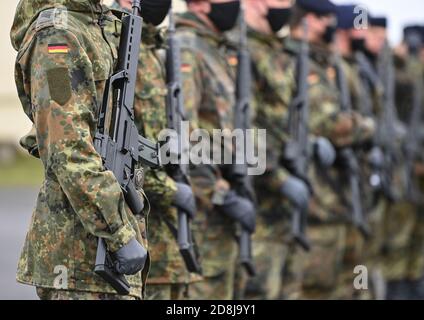 Storkow, Deutschland. Oktober 2020. Soldaten des IT-Bataillons 381 der Kurmark-Kaserne tragen Heckler und Koch G36-Sturmgewehre in einem Apell. Quelle: Patrick Pleul/dpa-Zentralbild/ZB/dpa/Alamy Live News Stockfoto