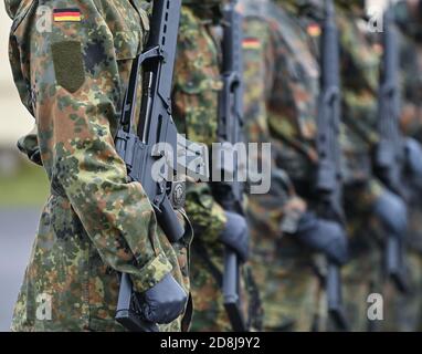 Storkow, Deutschland. Oktober 2020. Soldaten des IT-Bataillons 381 der Kurmark-Kaserne tragen Heckler und Koch G36-Sturmgewehre in einem Apell. Quelle: Patrick Pleul/dpa-Zentralbild/ZB/dpa/Alamy Live News Stockfoto