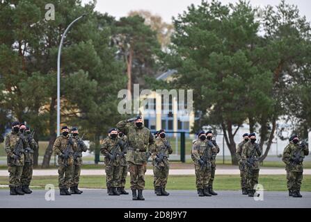 Storkow, Deutschland. Oktober 2020. Soldaten des IT-Bataillons 381 der Kurmark-Kaserne tragen bei einem Appell Heckler und Koch G36-Sturmgewehre. Quelle: Patrick Pleul/dpa-Zentralbild/ZB/dpa/Alamy Live News Stockfoto