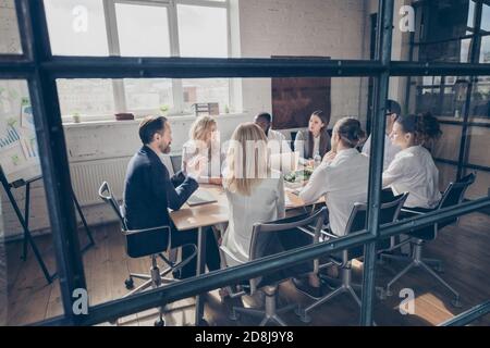 Nette attraktive fokussierte stilvolle erfahrene Manager Mitarbeiter sammeln zuhören ceo Chef Chief Marketing Industry Department bei Loft Stockfoto