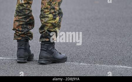 Storkow, Deutschland. Oktober 2020. Ein Soldat des IT-Bataillons 381 der Kurmark-Kaserne steht auf einem Rollaufruf-Bereich. Quelle: Patrick Pleul/dpa-Zentralbild/ZB/dpa/Alamy Live News Stockfoto