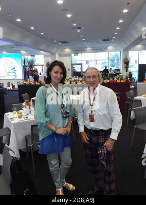 Der berühmte britische Meister F1 Sir Jackie Stewart posiert für das Bild mit einem Spaß im VIP-Bereich auf dem Yas Marina Circuit in Abu Dhabi Stockfoto