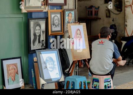 Jakarta / Indonesien - 23. September 2020. Ein Straßenmaler, der auf Kunden wartet, um seine Dienste im zentralen Jakarta zu nutzen Stockfoto