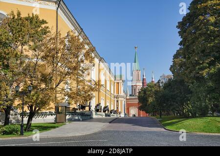 = Arsenal und Nikolskaja-Turm in der Herbstsaison = Blick vom Gebäude des Staatlichen Kremlpalastes auf Arsenal-Gebäude und Nikolskaja (St. Nichol Stockfoto