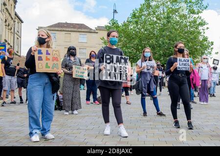 Chippenham, Wiltshire, Großbritannien. Juni 2020. Demonstranten halten BLM-Plakate und Schilder hoch, während sie an einer Black Lives Matter BLM-Protestkundgebung teilnehmen. Stockfoto