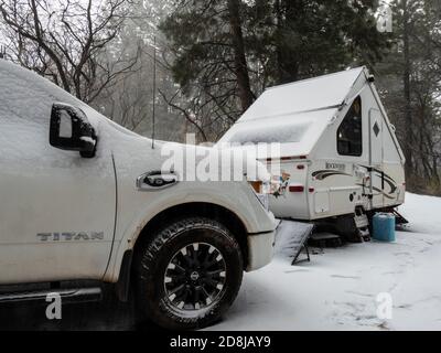 Schnee fällt auf Campingwagen im Grand Canyon North Rim Campingplatz. Stockfoto