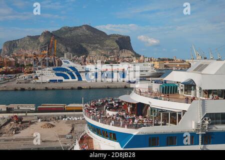 Palermo, Italien - 04. Okt 2018: Großer Seehafen, Mount Pellegrino Stockfoto