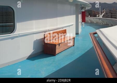 Palermo, Italien - 04. Okt 2018: Umkleiderbank mit Logo auf Kreuzfahrtschiff Deck Stockfoto