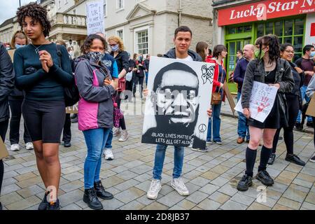 Chippenham, Wiltshire, Großbritannien. Juni 2020. Demonstranten halten BLM-Plakate und Schilder hoch, während sie an einer Black Lives Matter BLM-Protestkundgebung teilnehmen. Stockfoto