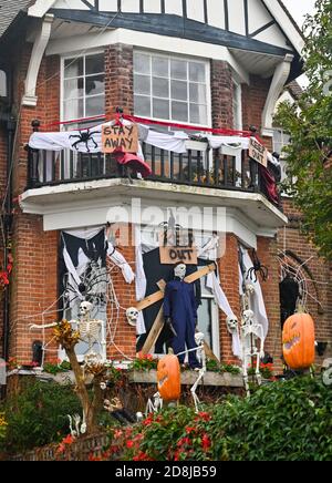 Brighton UK 30. Oktober 2020 - das Halloween Haus der Schrecken in Highcroft Villas Brighton . Das Haus ist in der Stadt bekannt geworden und sein Besitzer Ollie Slim ist ein selbstgestandener Halloween-Fan, der sein Zuhause jedes Jahr schmückt und normalerweise den Garten für die Öffentlichkeit öffnet, um Geld für die Krebshilfe Macmillan zu sammeln, aber wegen der sozialen Distanzierungsbeschränkungen COVID Bittet die Leute, es von der Straße zu bewundern : Credit Simon Dack / Alamy Live News Stockfoto