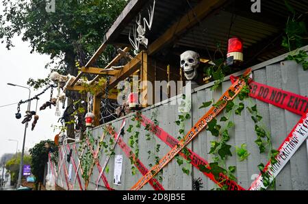 Brighton UK 30. Oktober 2020 - das Halloween Haus der Schrecken in Highcroft Villas Brighton . Das Haus ist in der Stadt bekannt geworden und sein Besitzer Ollie Slim ist ein selbstgestandener Halloween-Fan, der sein Zuhause jedes Jahr schmückt und normalerweise den Garten für die Öffentlichkeit öffnet, um Geld für die Krebshilfe Macmillan zu sammeln, aber wegen der sozialen Distanzierungsbeschränkungen COVID Bittet die Leute, es von der Straße zu bewundern : Credit Simon Dack / Alamy Live News Stockfoto