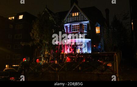 Brighton UK 30. Oktober 2020 - das Halloween Haus der Schrecken in Highcroft Villas Brighton . Das Haus ist in der Stadt bekannt geworden und sein Besitzer Ollie Slim ist ein selbstgestandener Halloween-Fan, der sein Zuhause jedes Jahr schmückt und normalerweise den Garten für die Öffentlichkeit öffnet, um Geld für die Krebshilfe Macmillan zu sammeln, aber wegen der sozialen Distanzierungsbeschränkungen COVID Bittet die Leute, es von der Straße zu bewundern : Credit Simon Dack / Alamy Live News Stockfoto