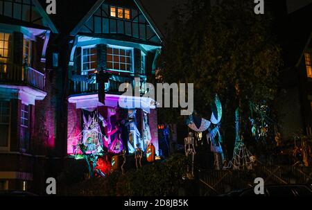 Brighton UK 30. Oktober 2020 - das Halloween Haus der Schrecken in Highcroft Villas Brighton . Das Haus ist in der Stadt bekannt geworden und sein Besitzer Ollie Slim ist ein selbstgestandener Halloween-Fan, der sein Zuhause jedes Jahr schmückt und normalerweise den Garten für die Öffentlichkeit öffnet, um Geld für die Krebshilfe Macmillan zu sammeln, aber wegen der sozialen Distanzierungsbeschränkungen COVID Bittet die Leute, es von der Straße zu bewundern : Credit Simon Dack / Alamy Live News Stockfoto