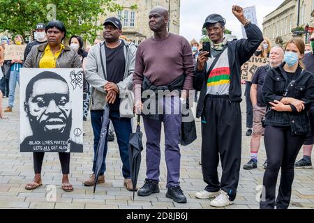 Chippenham, Wiltshire, Großbritannien. Juni 2020. Demonstranten halten BLM-Plakate und Schilder hoch, während sie an einer Black Lives Matter BLM-Protestkundgebung teilnehmen. Stockfoto