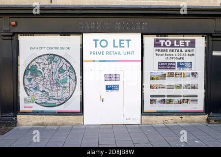 Bewachte Geschäfte im Stadtzentrum von Bath, Großbritannien, August 2023. In vielen britischen Hochstraßen ist die Zahl der heruntergekommenen Geschäfte gestiegen. Stockfoto