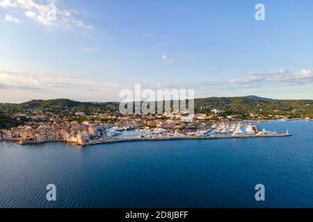 Luftaufnahme des Hafens von Saint-Tropez an der französischen Riviera (Südfrankreich) Stockfoto