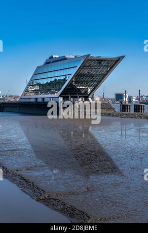 Das pointige schiffsförmige Gebäude ist das Dockland Office Building in Hamburg. Über den Büroräumen befinden sich Treppen hinauf zur Aussichtsplattform auf dem Dach. Stockfoto