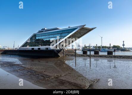 Das pointige schiffsförmige Gebäude ist das Dockland Office Building in Hamburg. Über den Büroräumen befinden sich Treppen hinauf zur Aussichtsplattform auf dem Dach. Stockfoto