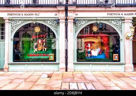 London, Großbritannien. Oktober 2020. Weihnachtsfenster im Fortnum & Mason Store in Londons Piccadilly, wo es sich auf Weihnachten anmacht. Quelle: Dave Rushen/SOPA Images/ZUMA Wire/Alamy Live News Stockfoto