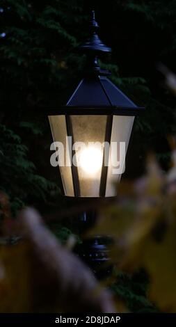 Nahaufnahme einer beleuchteten Vintage-Laterne im Dunkeln Stockfoto