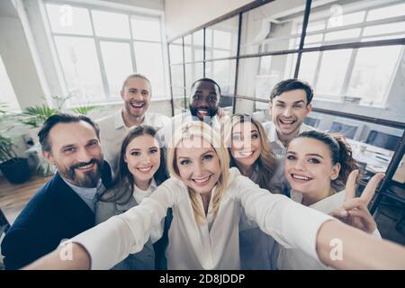 Foto von positiven Mann Frau Geschäft Haie haben Krise Unternehmen Wachstumsplan Briefing Online-Blogging machen Selfie tragen formelle Outfit Am Arbeitsplatz Stockfoto