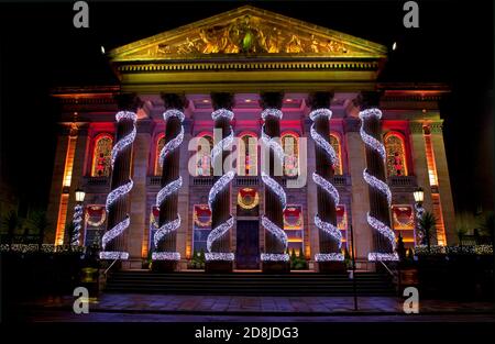 The Dome, George Street, Edinburgh, Schottland, Großbritannien. 30. Oktober 2020. Die Dome Bar und das Restaurant im Stadtzentrum wollen ein wenig Freude bringen und beginnen, die Vorweihnachtszeit mit seiner jährlichen Dekoration der Außenseite des markanten Gebäudes zu feiern. Derzeit wegen des Covid-19-Leistungsschalters geschlossen, werden Bars und Restaurants in Zentral-Schottland ab Montag, dem 2. November, durch ein abgestuftes System ersetzt. Wiedereröffnung am Dienstag, 3. November, Öffnungszeiten: 11:00 - 18:00 Uhr, 7 Tage die Woche. Stockfoto