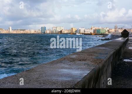 Malecon Sonnenuntergang. Die Malecón, offiziell Avenida de Maceo, ist eine breite Esplanade, Straße und Ufermauer, die sich über 8 km entlang der Küste von Havanna erstreckt Stockfoto