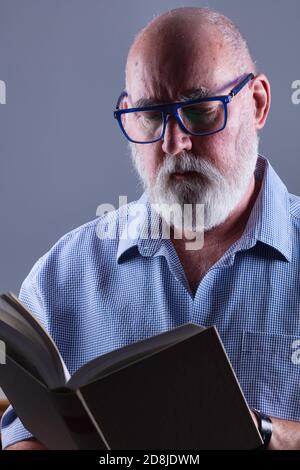 Kopf- und Schulteraufnahme eines bärtigen Mannes im Alter. Stockfoto