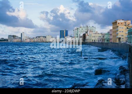 Malecon Sonnenuntergang. Die Malecón, offiziell Avenida de Maceo, ist eine breite Esplanade, Straße und Ufermauer, die sich über 8 km entlang der Küste von Havanna erstreckt Stockfoto