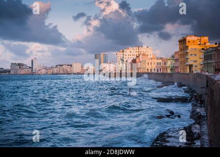 Malecon Sonnenuntergang. Die Malecón, offiziell Avenida de Maceo, ist eine breite Esplanade, Straße und Ufermauer, die sich über 8 km entlang der Küste von Havanna erstreckt Stockfoto