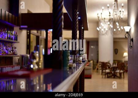 Das Innere des Cafés mit einer Bar im Hotel. Die von Tischen und Stühlen in einem verschwommenen Hintergrund. Stockfoto