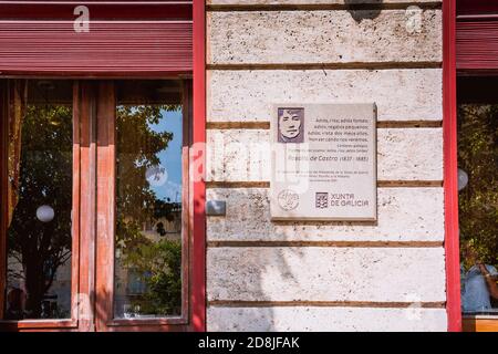 Gedenktafel an Rosalia de Castro, gesponsert von Xunta de Galicia, Präsident Emilio Pérez Touriño. Fassade des El Café de Oriente, Restaurant. La Stockfoto