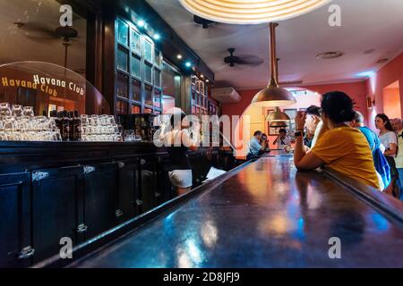 Holzbar, die an die Bars erinnert, die Havanna in den 1930er Jahren berühmt machten. Das Rummuseum der Stiftung Havana Club. La Habana - Stockfoto