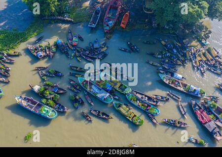 Boithakata schwimmenden Markt auf dem BELUA River unter Nazirpur upazila von Pirojpur drstrict. Bangladesch Stockfoto