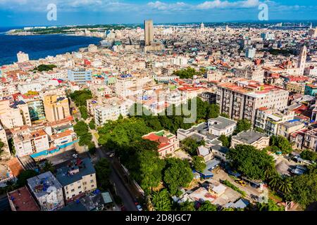 Luftaufnahme der Altstadt von Havanna, Centro Habana y El Vedado bei Sonnenuntergang. La Habana - La Havanna, Kuba, Lateinamerika und die Karibik Stockfoto