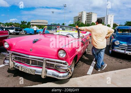 Taxifahrer sprechen auf dem Platz der Revolution - Plaza de la revolución. La Habana - La Havanna, Kuba, Lateinamerika und die Karibik Stockfoto