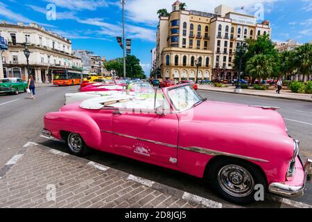 Bunte Oldtimer Oldtimer in Alt-Havanna geparkt. La Habana - La Havanna, Kuba, Lateinamerika und die Karibik Stockfoto