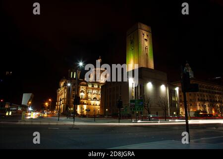 Nachtaufnahme von Liverpools maritimem Handelsdenkmal (historisches Viertel). Bild hat Gerorges Hafengebäude in der Mitte mit Port of Live Stockfoto