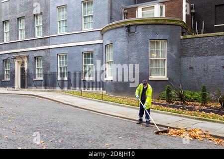 Road Kehrmaschine Reinigung der Blätter weg von außen Nr. 10 Downing Street, westminster, london, uk Stockfoto