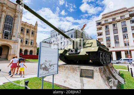 Russischer Panzer vor dem Museum der Revolution. SAU-100 selbstfahrende Kanone, 100mm Kaliber, aus dem Kommandant in Chief Fidel Castro erschossen US Ven Stockfoto