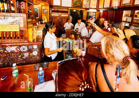 La Bodeguita del Medio ist ein typisches Havanna-Restaurant in Kuba, und einer der großen touristischen Orte in der Stadt, wo viele Besucher vorbeigegangen sind, aus Stockfoto